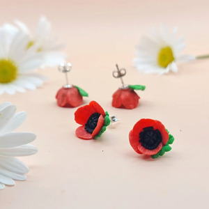 Χειροποίητα ανοιξιάτικα καρφωτα μικρά σκουλαρίκια με παπαρούνες|ασήμι 925 και πολιμερικός πηλός floral ανοιξιάτικο μοναδικό κόκκινο πράσινο - ασήμι 925, λουλούδι, μικρά, boho, φθηνά - 2