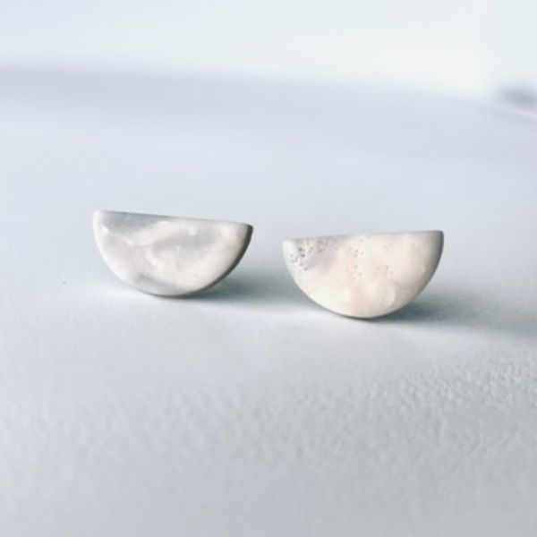 Marble Kylix Χειροποίητα Καρφωτά Σκουλαρίκια Πολυμερικού Πηλού Λευκό Γκρι Μπεζ - φεγγάρι, πηλός, μικρά, ατσάλι - 2