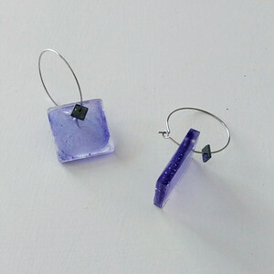 Σκουλαρίκια "Purple love" - μωβ, ρητίνη, ανοξείδωτο ατσάλι - ημιπολύτιμες πέτρες, plexi glass, ατσάλι, μεγάλα, γάντζος - 3
