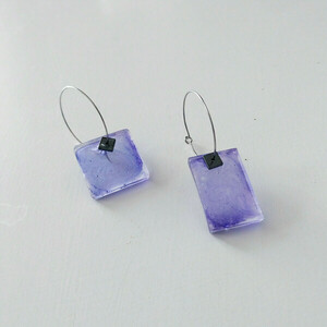 Σκουλαρίκια "Purple love" - μωβ, ρητίνη, ανοξείδωτο ατσάλι - ημιπολύτιμες πέτρες, plexi glass, ατσάλι, μεγάλα, γάντζος - 4