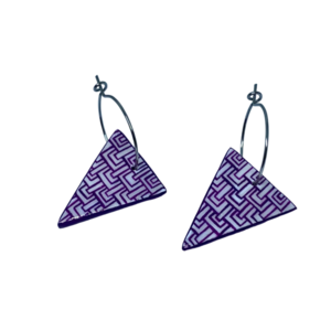 “Purple Triangles” Earrings - Χειροποίητα σκουλαρίκια από πηλό ζωγραφισμένα στο χέρι (2,5 εκ. μήκος, ανοξείδωτο υποαλλεργικό ατσάλι, πηλός, τρίγωνα) - πηλός, μακριά, μεγάλα