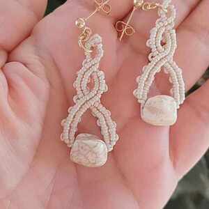 Μακραμέ σκουλαρίκια με χαολίτη στο χρώμα της άμμου - ημιπολύτιμες πέτρες, μακραμέ, μακριά, μεγάλα, καρφάκι - 2