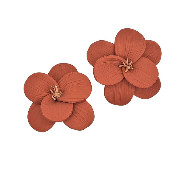 Καρφωτά σκουλαρίκια από πολυμερικό πηλό, σε σχήμα λουλουδιού χρώματος ροζ/σομόν σε 2 σχέδια - Διάσταση 5εκ. x 5 εκ. περίπου - πηλός, λουλούδι, ατσάλι