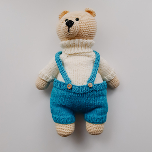 Πλεκτό αρκουδάκι με μπλε σαλοπέτα και λευκή μπλούζα - λούτρινα - 4