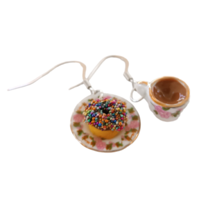 Σκουλαρίκια πορσελάνινο σετ φλυτζάνι καφέ και πιάτο με donut με πολύχρωμα sprinkles και σοκολάτα / μεσαία / μεταλλικά / Twice Treasured - πηλός, κρεμαστά, γλυκά, γάντζος