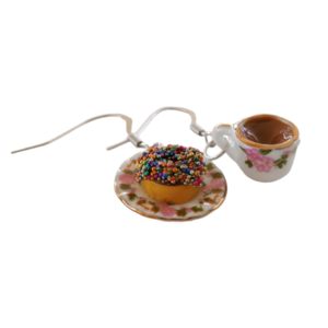 Σκουλαρίκια πορσελάνινο σετ φλυτζάνι καφέ και πιάτο με donut με πολύχρωμα sprinkles και σοκολάτα / μεσαία / μεταλλικά / Twice Treasured - πηλός, κρεμαστά, γλυκά, γάντζος - 2