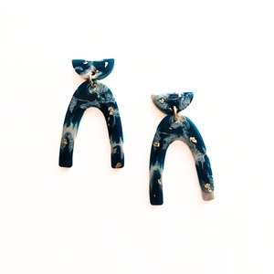 "Blue Elephants" καρφωτά σκουλαρίκια από υγρό γυαλί σε μπλε-μπεζ χρώμα - γυαλί, μακριά, ατσάλι, μεγάλα