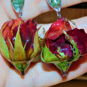Σκουλαρίκια αληθινά κόκκινα τριαντάφυλλα σε υγρό γυαλί με ατσαλινο καρφάκι - γυαλί, πρωτότυπο, λουλούδι, καρφάκι