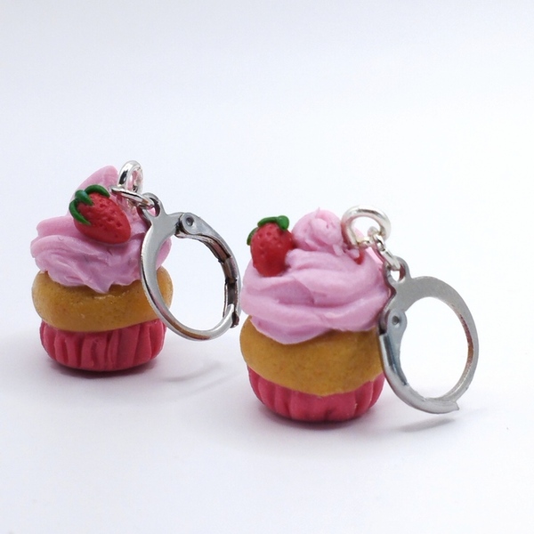Χειροποίητα σκουλαρίκια από πολυμερικό πηλό "Strawberry Cupcake" με στρόγγυλο κούμπωμα κρικάκι από χειρουργικό ατσάλι - κορίτσι, πηλός, ατσάλι, παιδικά σκουλαρίκια - 2