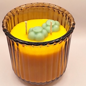 Χειροποίητο αρωματικό κερί 250γρμ κίτρινο με άρωμα ανανά μάνγκο σε γυάλινο ποτήρι ριγέ 10χ10 εκ. με μαργαρίτες - αρωματικά κεριά