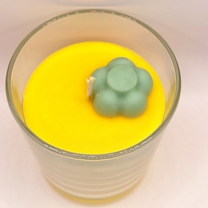 Χειροποίητο κερί κίτρινο με άρωμα μάγκο-ανανά σε γυάλινο ποτήρι 8εκ Χ8εκ με πράσινη κέρινη μαργαρίτα - αρωματικά κεριά - 2