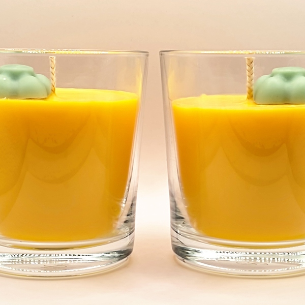 Χειροποίητο κερί κίτρινο με άρωμα μάγκο-ανανά σε γυάλινο ποτήρι 8εκ Χ8εκ με πράσινη κέρινη μαργαρίτα - αρωματικά κεριά - 5