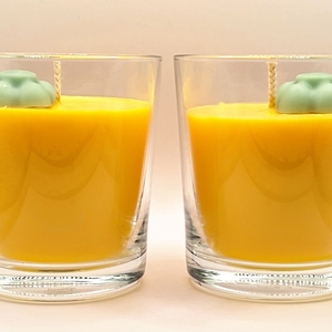Χειροποίητο κερί κίτρινο με άρωμα μάγκο-ανανά σε γυάλινο ποτήρι 8εκ Χ8εκ με πράσινη κέρινη μαργαρίτα - αρωματικά κεριά - 5