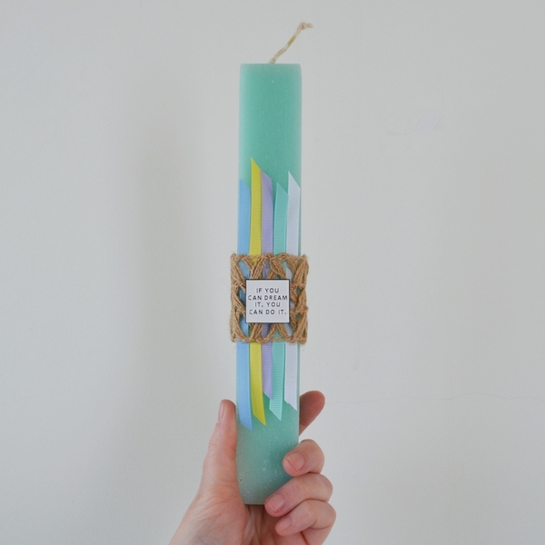 Πασχαλινή πλακέ λαμπάδα ύψους 25 εκ. σε τιρκουάζ χρώμα, στολισμένη με καρφίτσα με μήνυμα θετικής ενέργειας - λαμπάδες, για ενήλικες, για εφήβους - 2
