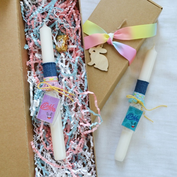 Πασχαλινή εφηβική λαμπάδα με μπεζ, στρογγυλό κερί ύψους 25 εκ., διακοσμημένη με μπρελόκ και το μήνυμα Delulu - λαμπάδες, για εφήβους, unisex gifts, μπρελοκ κλειδιών - 4