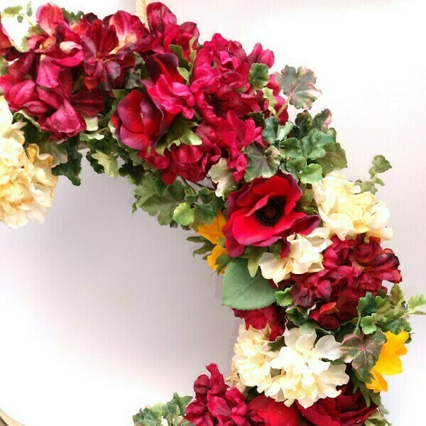 Ξύλινο στεφάνι με κόκκινα και ιβουάρ λουλούδια 55x18x55 - στεφάνια, λουλούδια, ανοιξιάτικα λουλούδια - 2