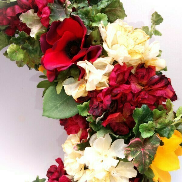 Ξύλινο στεφάνι με κόκκινα και ιβουάρ λουλούδια 55x18x55 - στεφάνια, λουλούδια, ανοιξιάτικα λουλούδια - 3