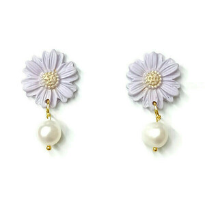 Flowers and pearls - Σκουλαρίκια μαργαρίτες από λιλά πηλό και μαργαριτάρια - μαργαριτάρι, επιχρυσωμένα, πηλός, λουλούδι, ατσάλι