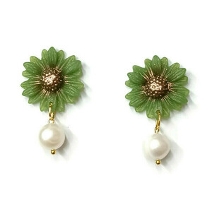 Flowers and pearls - Σκουλαρίκια μαργαρίτες από πράσινο πηλό και μαργαριτάρια - μαργαριτάρι, επιχρυσωμένα, πηλός, λουλούδι, ατσάλι