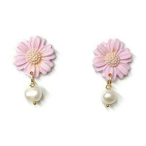 Flowers and pearls - Σκουλαρίκια μαργαρίτες από ροζ πηλό και μαργαριτάρια - μαργαριτάρι, επιχρυσωμένα, πηλός, λουλούδι, ατσάλι