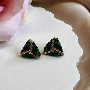 Triangle Miyuki Stud Σκουλαρίκια - Πράσινο/Μαύρο | The Gem Stories Jewelry - ασήμι, γυαλί, επιχρυσωμένα, χάντρες, μικρά