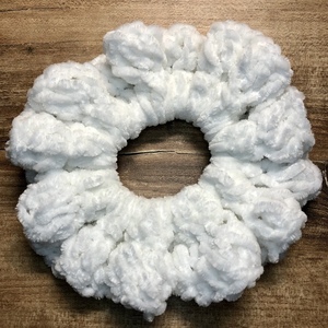 Handmade Kitted Scrunchie White. - μαλλί, λαστιχάκια μαλλιών