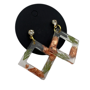 Σκουλαρικι γεωμετρικο σε σχημα ρομβου με γεμισμα ρητινης, αποξηραμενου φυλλωματος και φυλλα χρυσου, 2cm*2cm - στρας, γυαλί, επιχρυσωμένα, λουλούδι, καρφάκι - 2