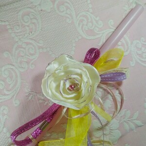 Λαμπάδα με κορδέλα για τα μαλλιά Lurex ροζ στολισμένη με Εκρού σατέν λουλούδι - κορίτσι, λουλούδια, λαμπάδες, για παιδιά - 3