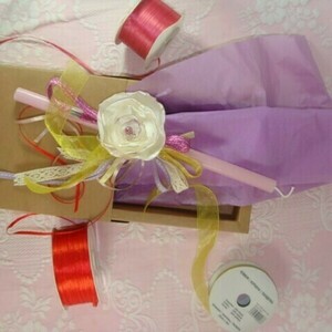 Λαμπάδα με κορδέλα για τα μαλλιά Lurex ροζ στολισμένη με Εκρού σατέν λουλούδι - κορίτσι, λουλούδια, λαμπάδες, για παιδιά - 4