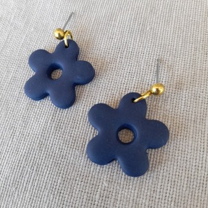 Σκουλαρικια καρφωτα απο πολυμερικο πηλο λουλουδι σε μπλε χρωμα. - πηλός, λουλούδι, ατσάλι, μεγάλα, φθηνά - 5