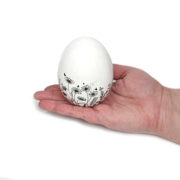 Ασπρόμαυρο κεραμικό διακοσμητικό αυγό με ζωγραφισμένα λουλουδάκια - κεραμικό, αυγό, διακοσμητικά, για ενήλικες - 3
