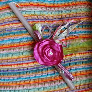 Λαμπάδα για κορίτσι με κορδέλα μαλλιών Lurex στολισμένη με Φούξια σατέν λουλούδι - κορίτσι, λουλούδια, λαμπάδες, για παιδιά - 2