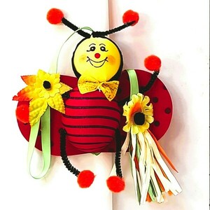 Λαμπάδα Πασχαλινή με παιχνίδι μελισσούλα - κορίτσι, για παιδιά, πρώτο Πάσχα, ζωάκια, παιχνιδολαμπάδες