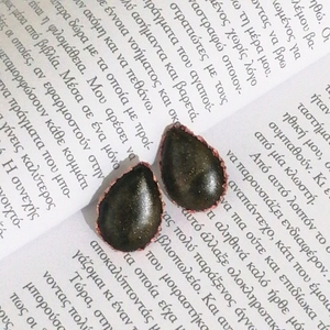 ''Black drop'' καρφωτά σκουλαρίκια σε μαύρο - μπρονζέ χρώμα από υγρό γυαλί. - vintage, γυαλί, σταγόνα, μικρά, ατσάλι - 3