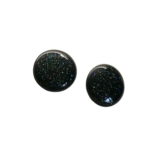 Μικρά καρφωτά σκουλαρίκια σε ιριδίζον μαύρο χρώμα από υγρό γυαλί. - γυαλί, μικρά, ατσάλι, φθηνά - 2