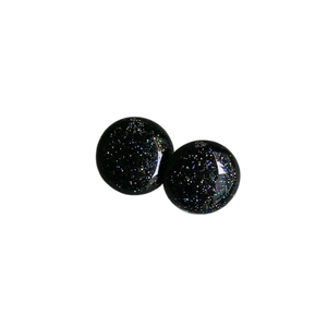 Μικρά καρφωτά σκουλαρίκια σε ιριδίζον μαύρο χρώμα από υγρό γυαλί. - γυαλί, μικρά, ατσάλι, φθηνά - 3