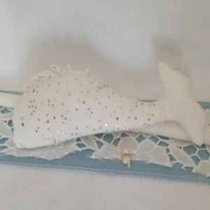 Λαμπάδα στρογγυλή λευκή 35 cm ,ξυστή , με υφασμάτινο ψάρι φάλαινα χειροποίητο - κορίτσι, λαμπάδες, για παιδιά, για ενήλικες, για μωρά - 2