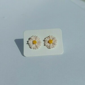 Daisy studs earrings - πηλός, λουλούδι, μικρά, boho, φθηνά - 4