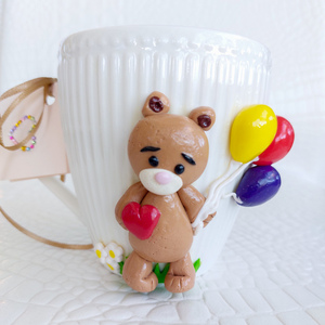 Λευκή κούπα με διακόσμηση από πηλό, σχέδιο αρκουδάκι με μπαλόνια. - πηλός, κούπες & φλυτζάνια