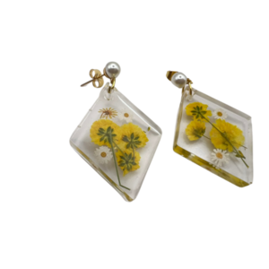 Σκουλαρικι γεωμετρικο σε σχημα ρομβου, υγρο γυαλι με λεπτομερειες κιτρινου αποξηραμενου λουλουδιου, με κουμπωμα τεχνητο μαργαριταρι λευκο, 3,5cm*2,5 - γυαλί, λουλούδι, πέρλες - 2