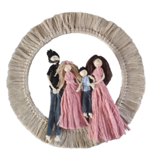 Οικογένεια 1- Στεφάνι με χειροποίητες κούκλες από νήμα 35εκ - στεφάνια