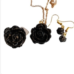 Σετ μενταγιόν τριαντάφυλλο μαύρο και χρυσό από υγρό γυαλί 3 * 3 * 0,5 εκ - ρητίνη, κοντά, λουλούδι, σετ κοσμημάτων, φθηνά