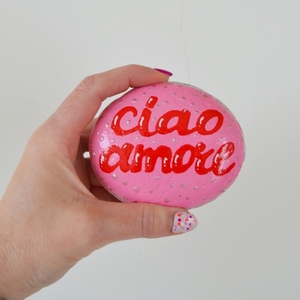 Πέτρα μήκους περίπου 9 εκ. ζωγραφισμένη στο χέρι με το μήνυμα "ciao amore" - πέτρα, διακοσμητικές πέτρες, δωρο για επέτειο - 2