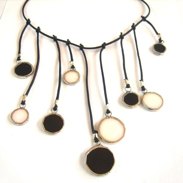 Ασύμμετρο statement necklace με κύκλους βιτρώ σε άσπρο και μαύρο - γυαλί, κερωμένα κορδόνια, κύκλος, δώρο, χειροποίητα, εντυπωσιακό, κοντά, κρεμαστά, μεγάλα - 2