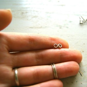 tiny circle 925| χειροποιητο ασημενιο σκουλαρικι minimal - ασήμι, chic, fashion, μόδα, ιδιαίτερο, στρογγυλό, ασήμι 925, μέταλλο, γεωμετρικά σχέδια, χειροποίητα, εντυπωσιακά, για όλες τις ώρες, minimal, must, κλασσικά, καρφωτά, μικρά, ευκολοφόρετο, διαχρονικό, amano, contemporary, trend, καρφάκι - 3