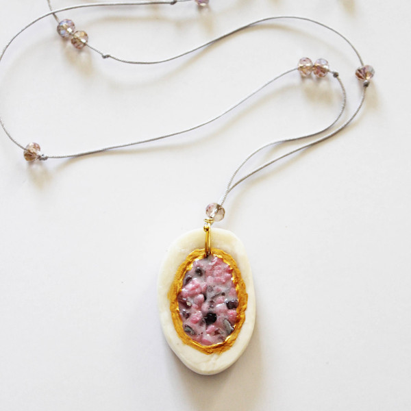 Κολιέ από κόκκαλο και ροζ γυαλί - handmade, γυαλί, design, μοναδικό, κρύσταλλα, μακρύ, μακραμέ, μακραμέ, πρωτότυπο, κολιέ, χειροποίητα, εντυπωσιακό, κρεμαστά - 2