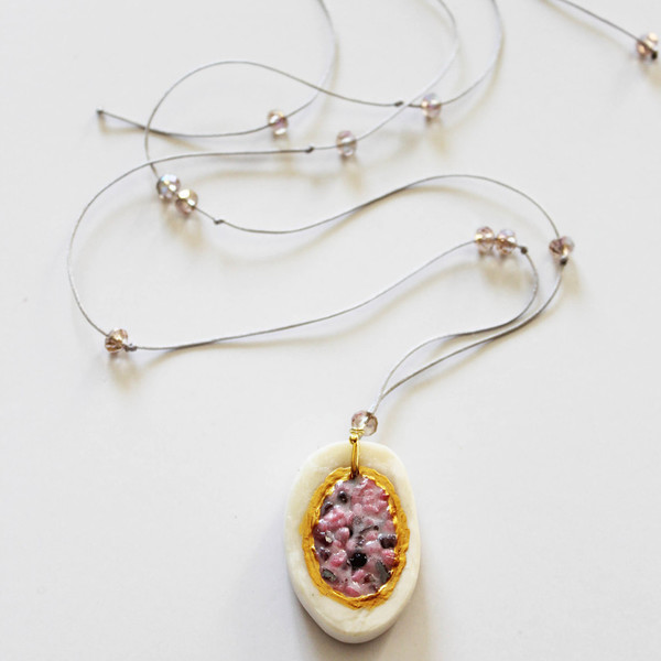 Κολιέ από κόκκαλο και ροζ γυαλί - handmade, γυαλί, design, μοναδικό, κρύσταλλα, μακρύ, μακραμέ, μακραμέ, πρωτότυπο, κολιέ, χειροποίητα, εντυπωσιακό, κρεμαστά - 3