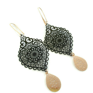 Σκουλαρίκια Black filigree rosegold drop 10,5cm - statement, chic, βραδυνά, fashion, ιδιαίτερο, μοναδικό, μοντέρνο, επιχρυσωμένα, ορείχαλκος, γεωμετρικά σχέδια, romantic, μακριά, minimal, ethnic, κρεμαστά, μεγάλα, γάντζος, faux bijoux, μεγάλα σκουλαρίκια - 2