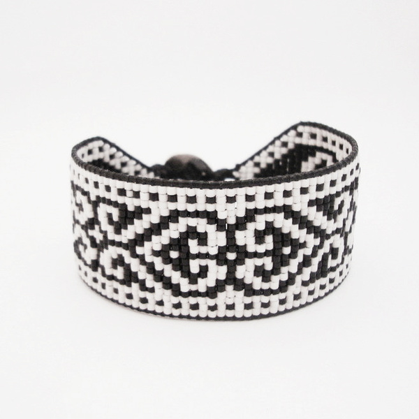 Black & White handmade bracelet, χειροποίητο βραχιόλι στον αργαλειό με χάντρες - chic, handmade, μοναδικό, μοντέρνο, γυναικεία, δώρο, κορδόνια, χειροποίητα, χάντρες, miyuki delica, must αξεσουάρ, ethnic, σταθερά, έλληνες σχεδιαστές, fashion jewelry, φαρδιά - 2