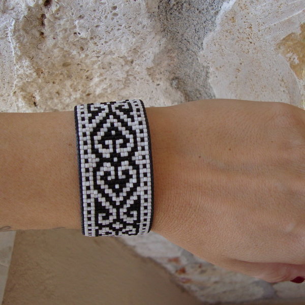 Black & White handmade bracelet, χειροποίητο βραχιόλι στον αργαλειό με χάντρες - chic, handmade, μοναδικό, μοντέρνο, γυναικεία, δώρο, κορδόνια, χειροποίητα, χάντρες, miyuki delica, must αξεσουάρ, ethnic, σταθερά, έλληνες σχεδιαστές, fashion jewelry, φαρδιά - 4